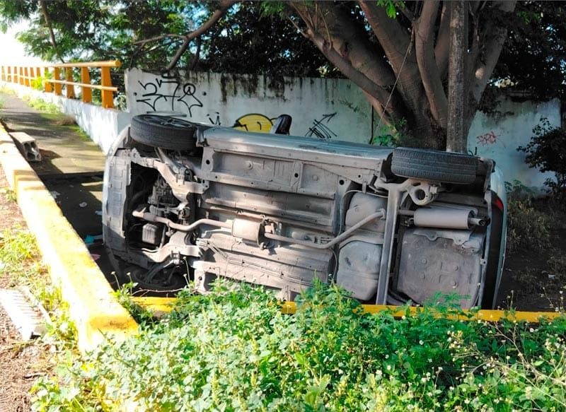 ¡AUTOMÓVIL VOLCÓ EN EL PUENTE CHUECO!