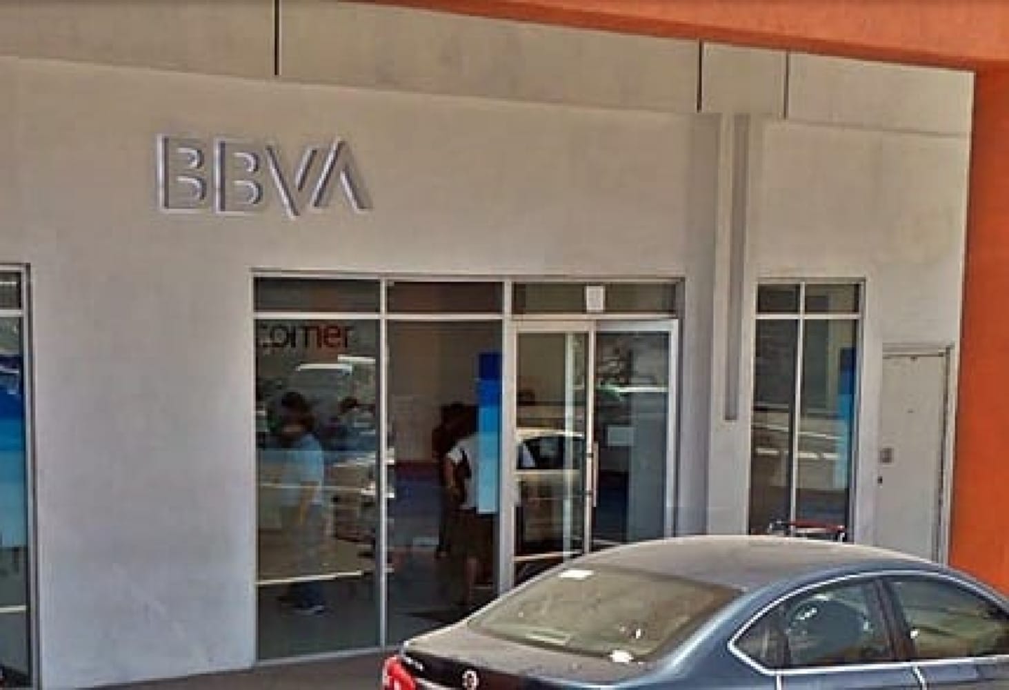 ¡VIOLENTO ASALTO EN PLAZA CHEDRAUI BRISAS!