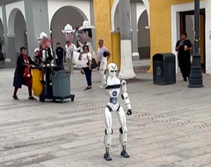 ¡ROBOT EN EL ZÓCALO!