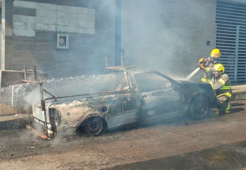 ¡POR EL CALORÓN SE QUEMÓ CAMIONETA TORNADO!