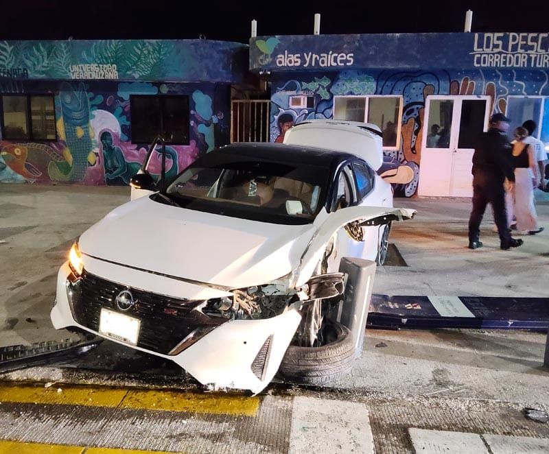 ¡SE DESBARATA AUTO EN LA CURVA DEL BULEVAR!