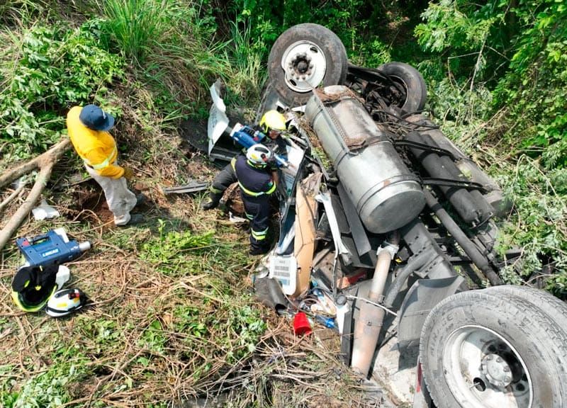 ¡MUERE TRAILERO EN VOLCADURA!