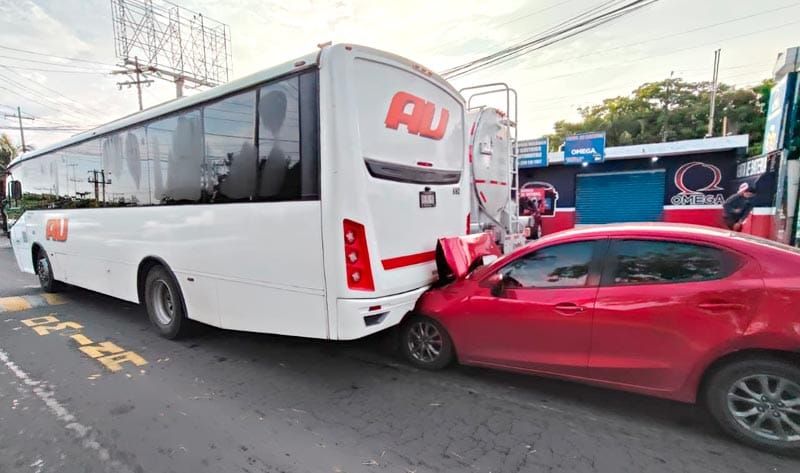 ¡AUTO LE PEGA POR ATRÁS A CAMIÓN AU!