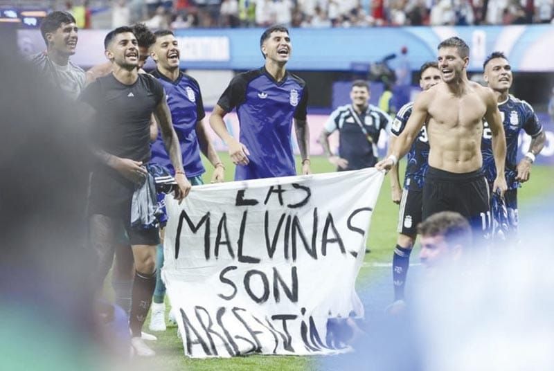 ¡MANDAN JUGADORES MENSAJE!: “LAS MALVINAS SON ARGENTINAS”