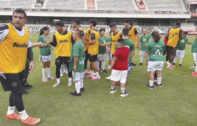 ¡CACHORROS VISITA A PIRATAS DE VERACRUZ!