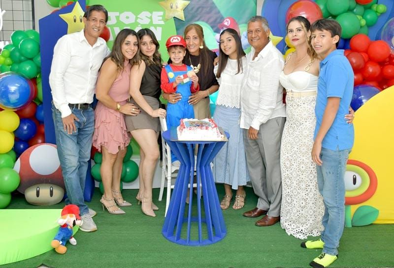 JOSÉ IVÁN FESTEJA SU CUMPLE CON MARIO BROS