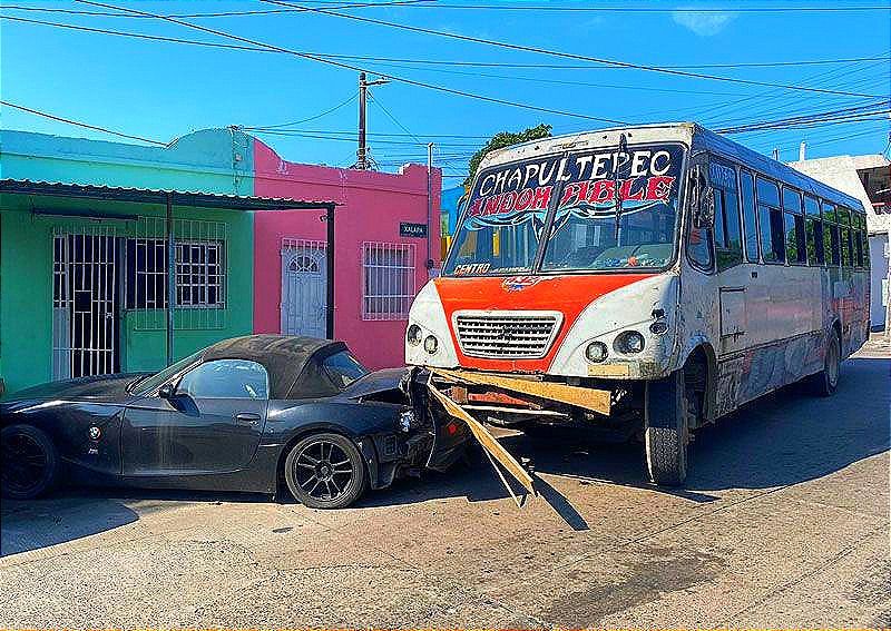 ¡CAMIÓN UBANO DE LA RUTA “CHAPULTEPEC” SE QUEDA SIN FRENOS Y SE ESTRELLA CON BMW!