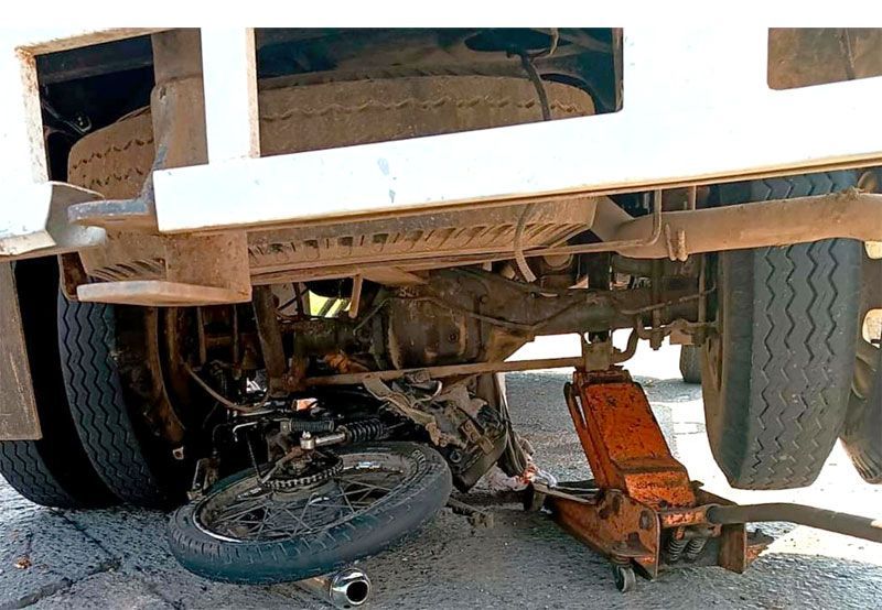 ¡MOTOCICLISTA QUEDA PRENSADO DEBAJO DE UNA CAMIONETA!