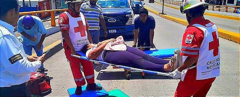 ¡REVENTÓ LLANTA Y UNA FAMILIA CAE DE LA MOTO EN EL PUENTE ALLENDE!