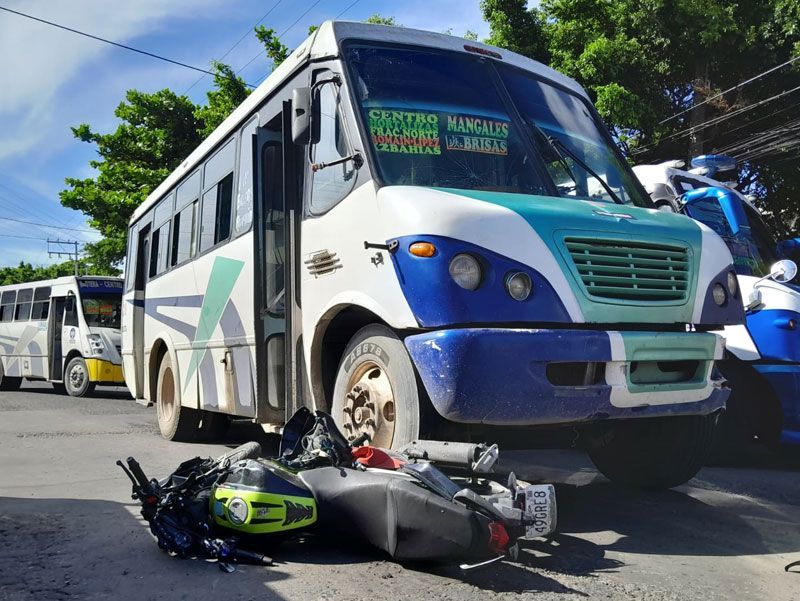 ¡Motociclista fracturado al impactarse con “El Pulpo”!