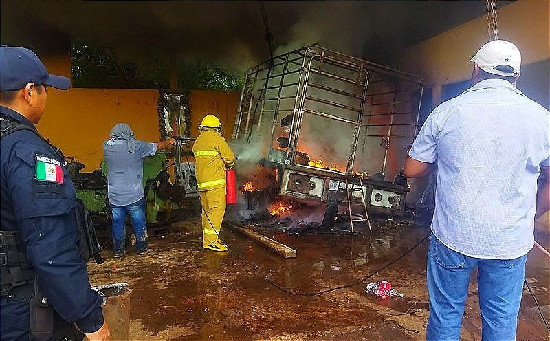 ¡FUEGO DEVORA CAMIONETA EN TALLER MECÁNICO!