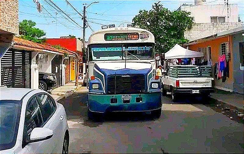 ¡CHOFER ABANDONA CAMIÓN URBANO EN EL ÚLTIMO CUBETAZO!