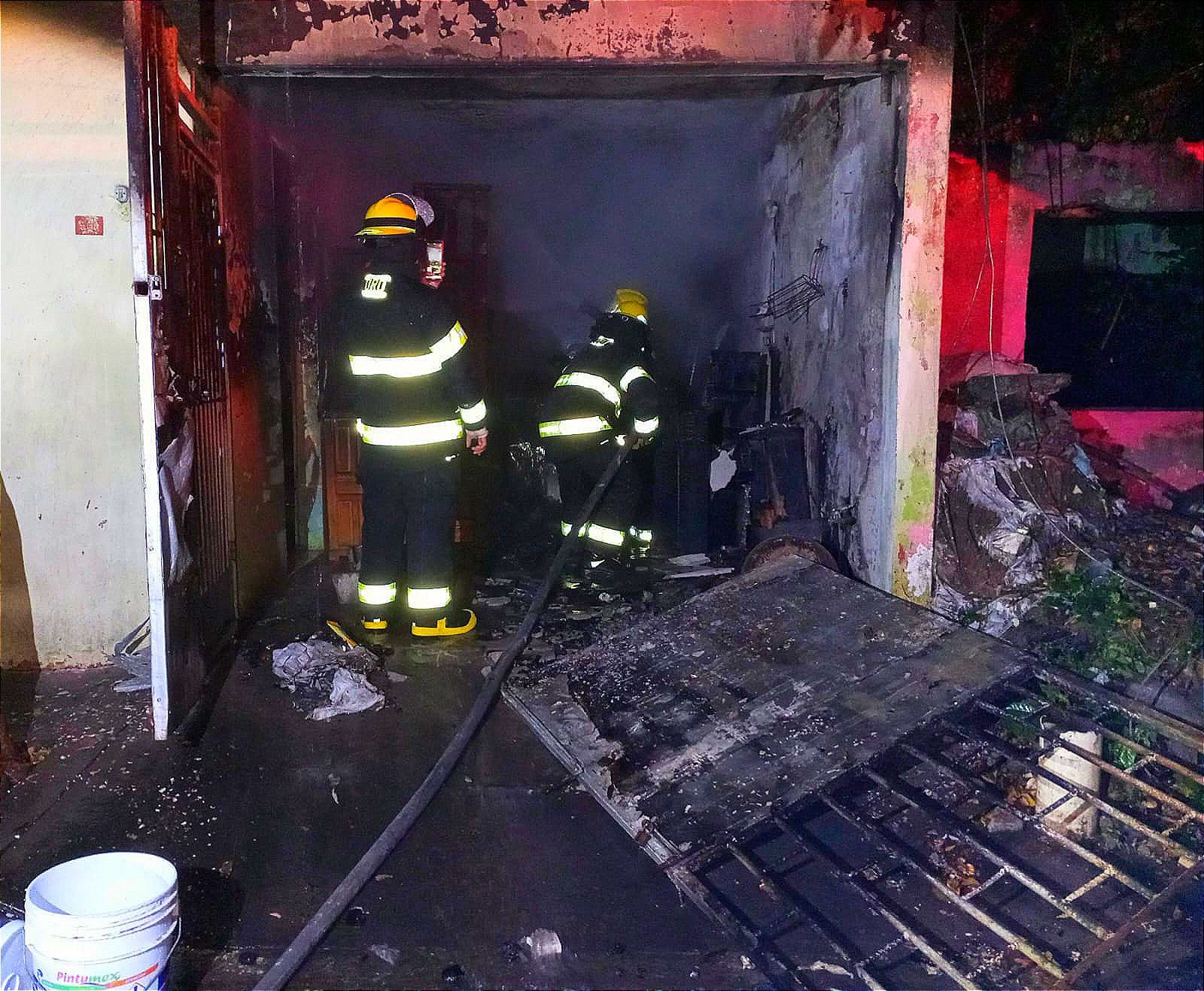 ¡SE INCENDIA VIVIENDA EN LA COLONIA LAGOS!
