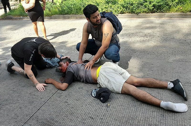 ¡CRUZA CORRIENDO DÍAZ MIRÓN Y TERMINA ATROPELLADO!