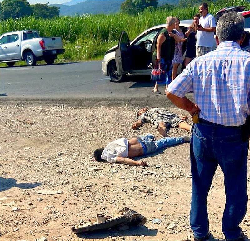 ¡VIOLENTO ENCONTRONAZO! -Motociclistas son Arrollados por Automovilista