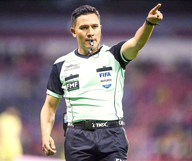 ¡EL POLÉMICO "CANTANTE" SERÁ EL ÁRBITRO EN EL CLÁSICO! -La Ultima ocasión dejó a las Chivas con 9 Hombres