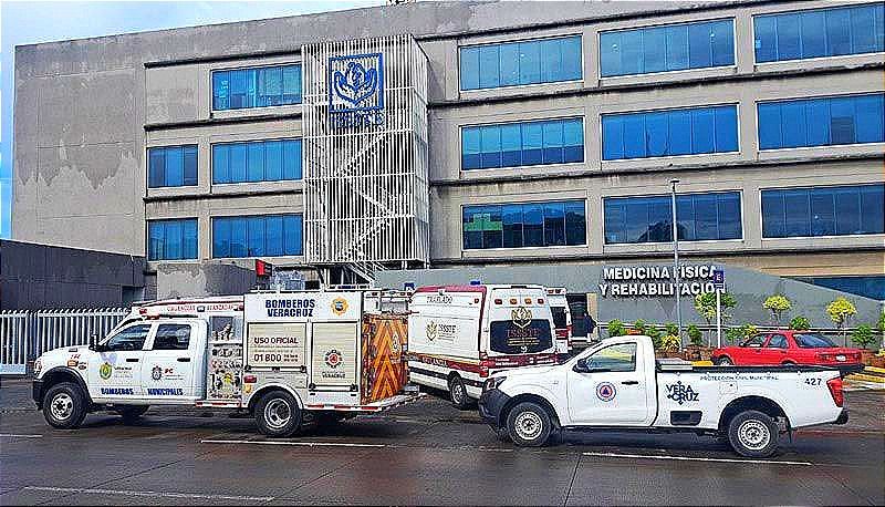 ¡ABUELITOS VAN A LA CONSULTA Y QUEDAN ATRAPADOS EN EL ASCENSOR DEL ISSSTE! -VIGILANTES IMPIDIERON EL ACCESO A BOMBEROS Y PC