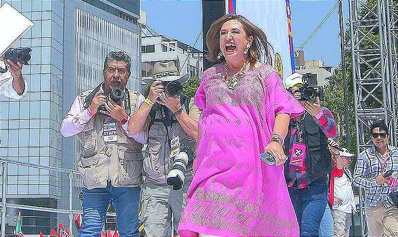 ¡“ÉCHEME A SU GALLO Y GALLINA, ¡CON LOS DOS PUEDO!”!