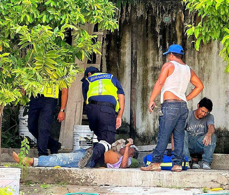 ¡ALBAÑILES HERIDOS AL CAER DE ANDAMIO!