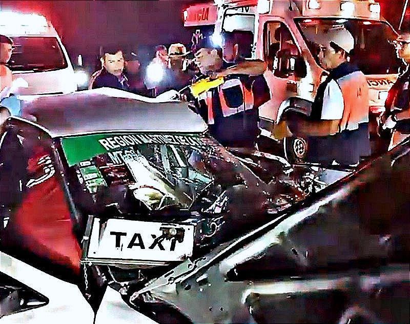 ¡CHOCA DE FRENTE CON CAMIONETA Y TAXISTA TERMINA PRENSADO! -En Martínez de La Torre
