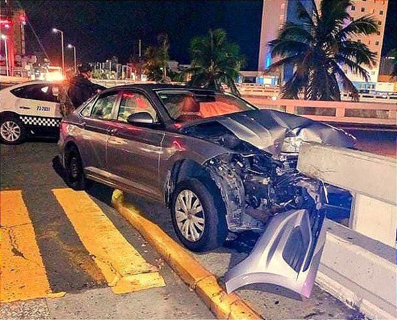 ¡SE IMPACTA CON EL BARANDAL DE CONCRETO! -Frente a Plaza Américas