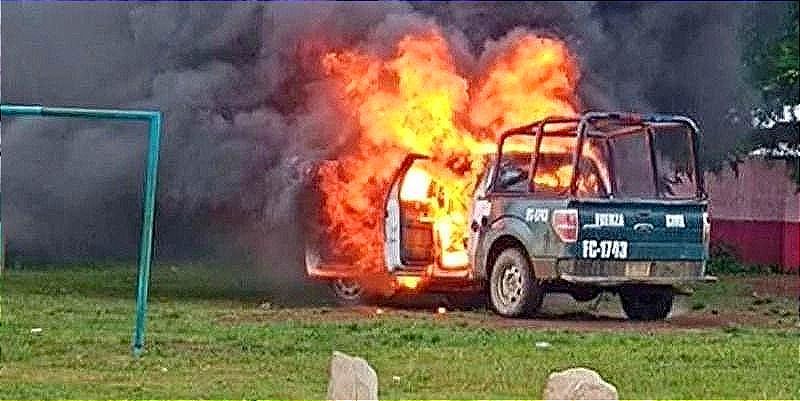 ¡QUEMAN LLANTAS Y UNA PATRULLA EN TEZONAPA! -Ya se Cansaron de los Abusos de Autoridad y las Extorsiones