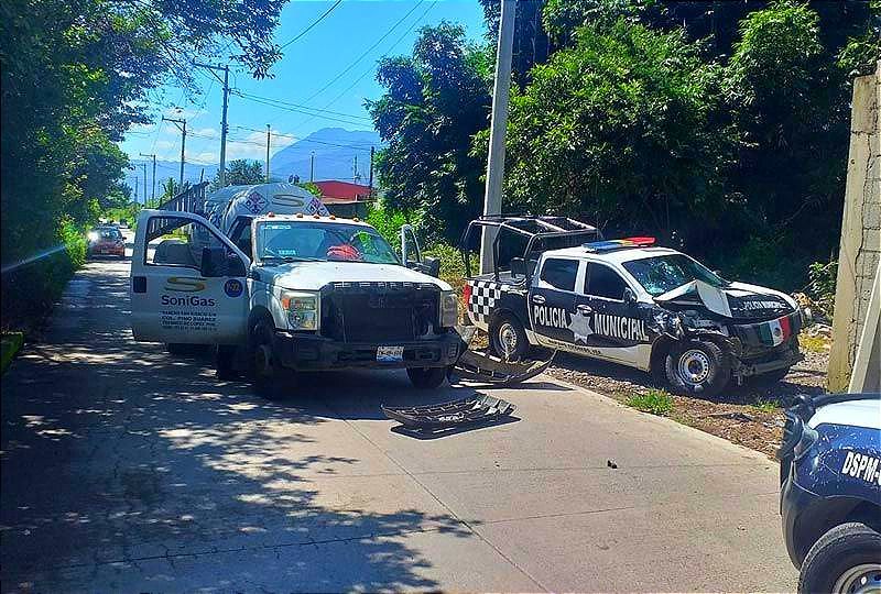 ¡DOS OFICIALES HERIDOS EN UN “PATRULLAZO”! -Chocaron contra pipa de gas