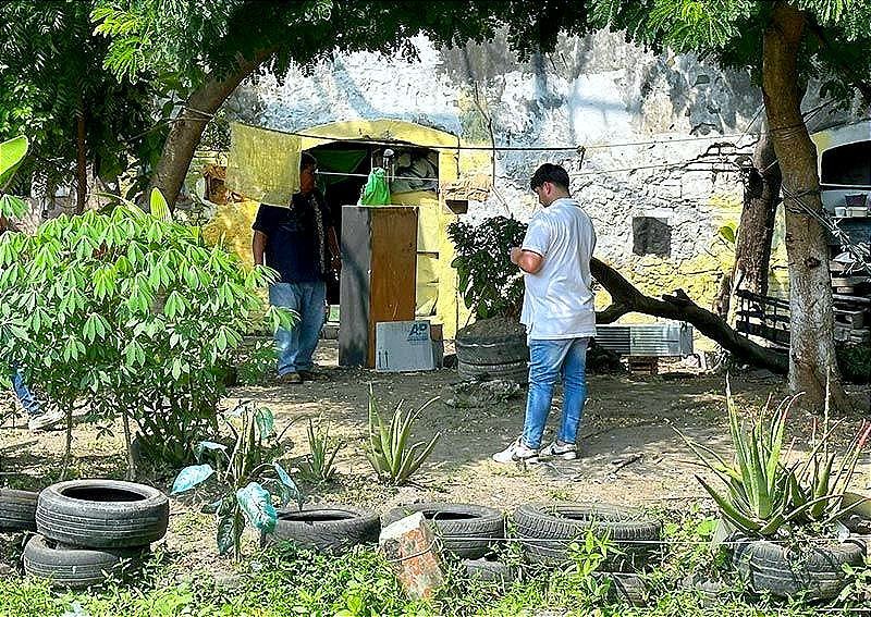 Se encontraba debajo de un mueble con el rostro lleno de sangre y en una mesa fue encontrado un machete...