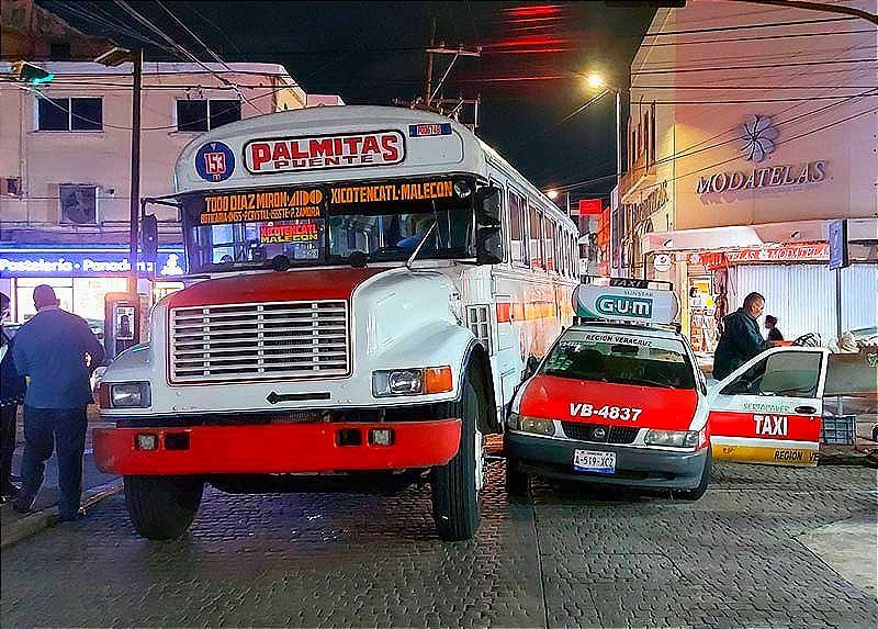 ¡SE DAN DE CACHETITO EN EL MERCADO! -Choca un Palmitas con el taxi 4837