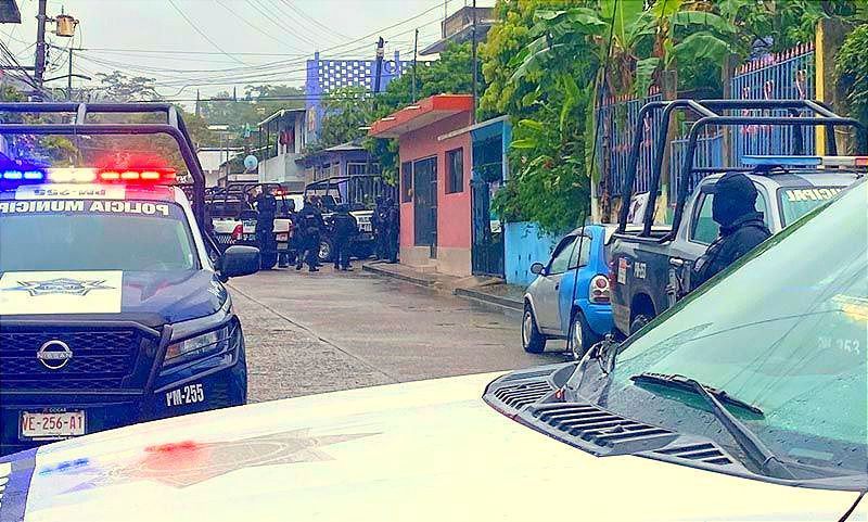 ¡DETIENEN EN COATZINTLA A OCHO ARMADOS! ...Los Policías los Rodearon, Aseguran un Vehículo y un Domicilio