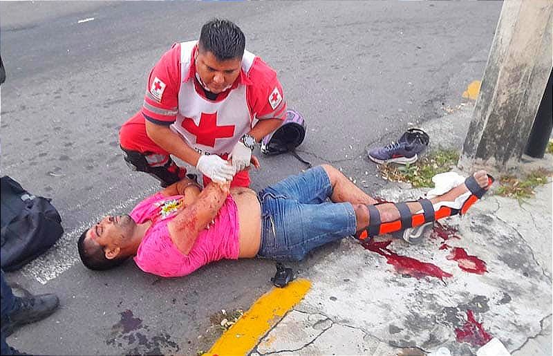 ¡SE PASA EL SEMÁFORO EN ROJO Y HACE CHUZA CON MOTO-REPARTIDOR! -En Simón Bolívar y Negrete