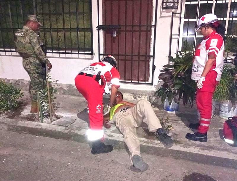 ¡CONDUCTOR BORRACHÍN SE IMPACTA CONTRA POSTE DE CFE!