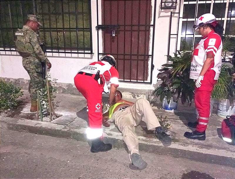 ¡CONDUCTOR BORRACHÍN SE IMPACTA CONTRA POSTE DE CFE! -En Boca del Río