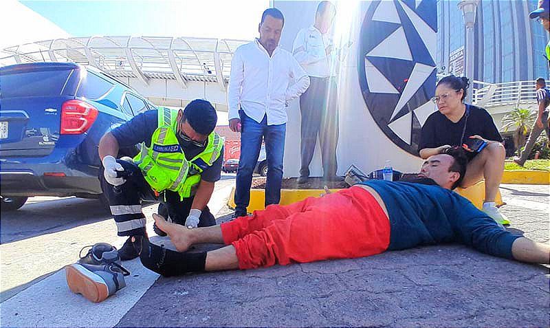¡MOTOCICLISTA SE IMPACTA CONTRA CAMIONETA! -En el Bulevar Ruíz Cortines