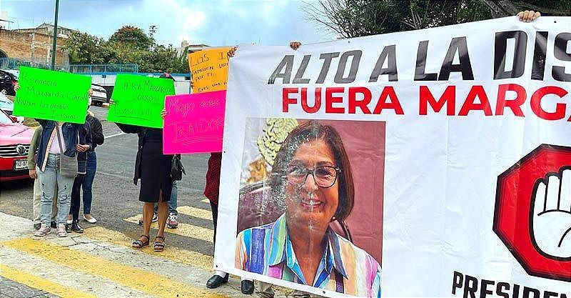 PURA REBAMBARAMBA... ¡SE FUE CON PROTESTAS! -Despiden a Margarita Corro de la Presidencia de la Mesa Directiva