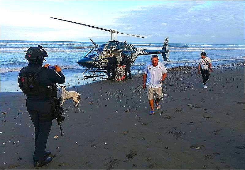 ¡RESCATAN A PERSONAS DE AHOGARSE EN PLAYA DE CAZONES! -Las Jaló el Mar