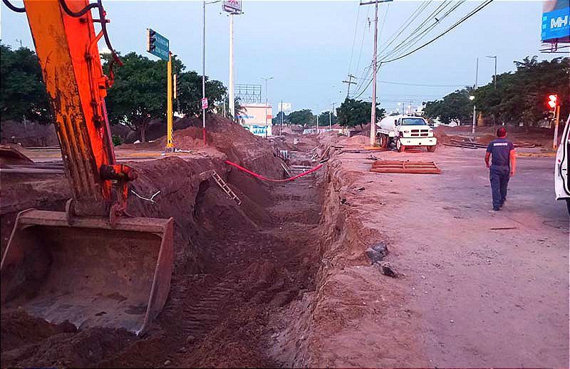 ¡ABUELITO CAE EN LA ZANJA QUE ESTA FRENTE AL CHEDRAUI EL COYOL!