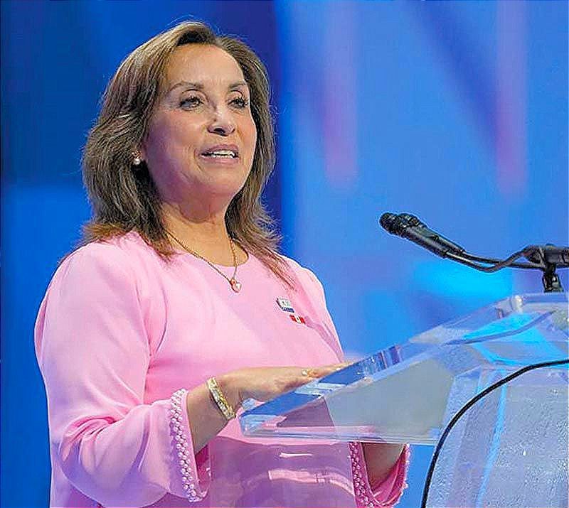 ¡ENTREGAN PRESIDENCIA DE APEC A DINA; INVITA A 'TODOS' A PERÚ!