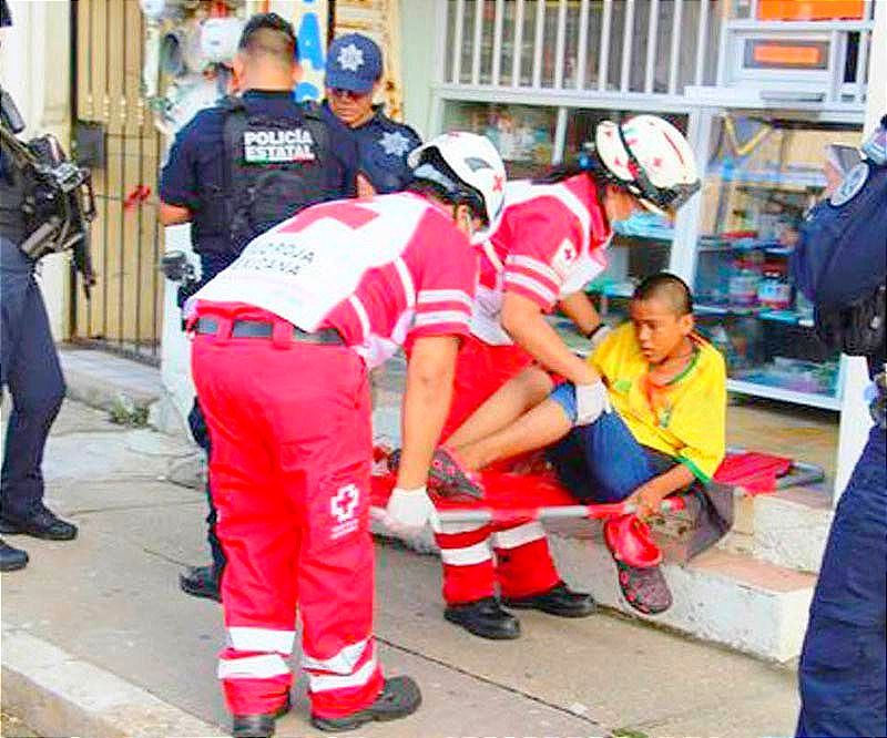 ¡MÉDICO LE DISPARA A UN NIÑO! -Ella se asustó con la presencia del infante y comenzó a gritar, el doctor sacó de la gaveta de su escritorio una pistola, primero le dio un golpe en la cabeza, luego le disparó