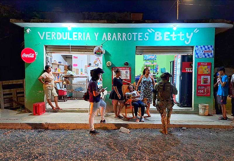 ¡POR DEFENDER A SU HIJA SU PAREJA LE DA UNA GOLPIZA! -El Agresor la Jalo de los Cabellos y la Dejo Tirada en la Calle