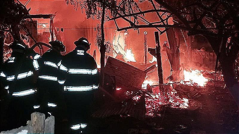 ¡SE QUEMAN DOS CASAS EN LA RESERVA 4! -El Incendio Inicio Por Un Corto Circuito