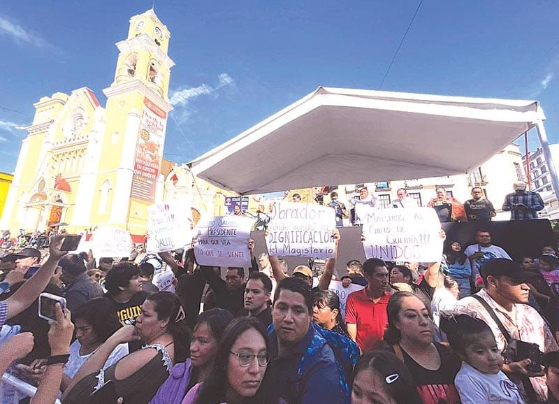 ¡PURAS PROTESTAS! -En el Desfile Militar *Contra Abusos Policiales y Profesores Inconformes