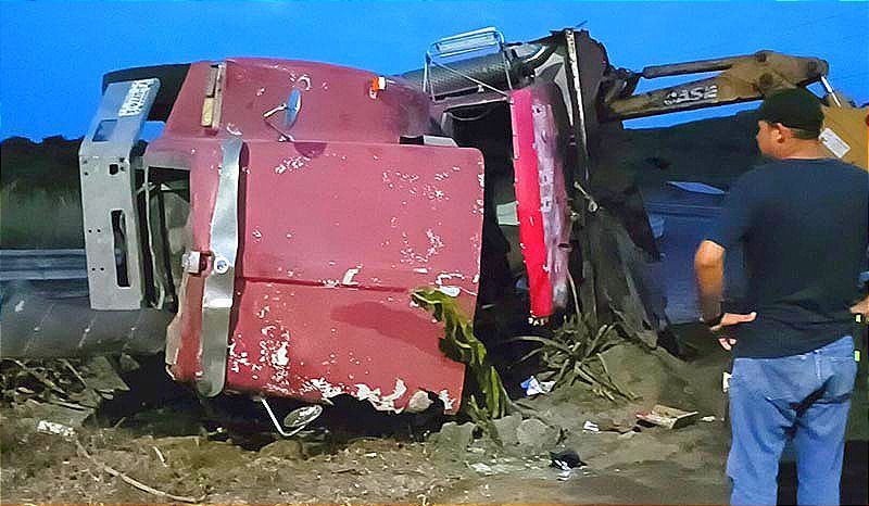 ¡VUELCA VOLTEO EN LA RIVIERA VERACRUZANA! -Se Quedó Volteado en una Curva