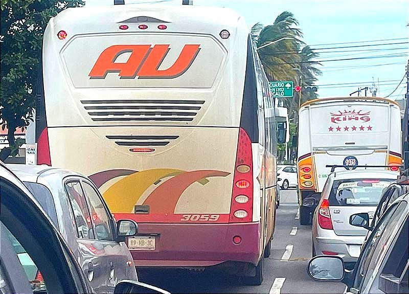¡CHOFER DE AU CHOCÓ A MUJER EMBARAZADA Y SE DIO A LA FUGA! -En Simón Bolívar y Lafragua
