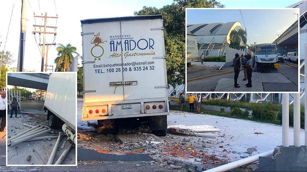 ¡CAMIÓN DE BANQUETES SE QUEDA SIN FRENOS Y CHOCA CON EL AUDITORIO BENITO JUÁREZ! -De "Pilón" se Lleva Camión de Pasaje