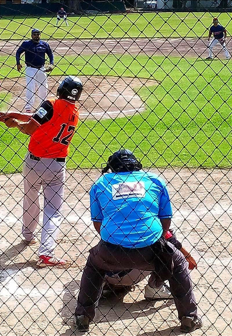 EN EL SOFTBOL ¡POLLOS Y DRAGONES SE APUNTAN TRIUNFOS EN PLAYA DE VACAS!