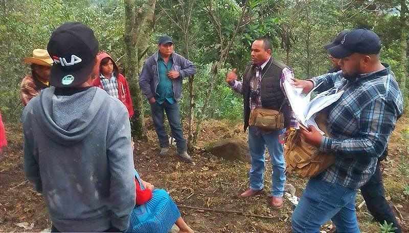 ¡A MACHETAZOS Y BALAZOS ASESINAN A UN CAMPESINO! -LO ENCONTRARON EN SU PARCELA EN ATZACAN