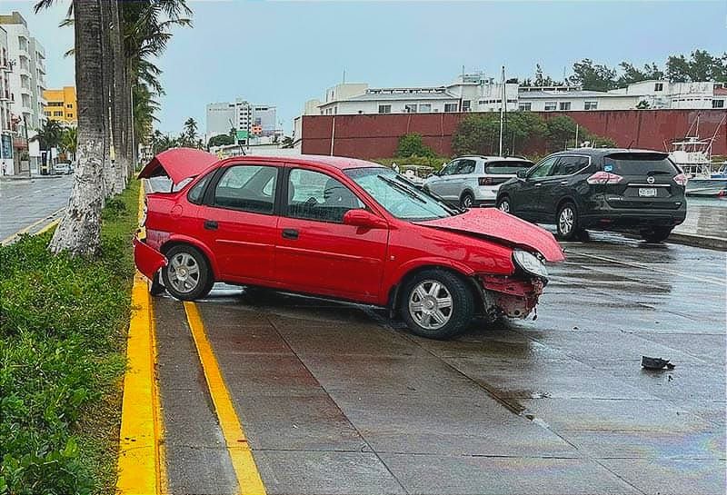 EN EL BOULEVARD MANUEL ÁVILA CAMACHO ¡MAMÁ E HIJO CHOCAN CONTRA PALMERA! *ACEITE DERRAMADO Y LA LLUVIA PROVOCARON PERDIERAN EL CONTROL DEL AUTOMÓVIL