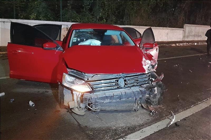 ¡BORRACHINES CASI PROVOCAN UNA TRAGEDIA! -*DESPUÉS DEL ENCONTRONAZO EL AUTO DE LOS PARRANDEROS SALIÓ PROYECTADO CONTRA LA BARDA DEL RECINTO PORTUARIO UBICADO EN EL BULEVAR FIDEL VELÁZQUEZ