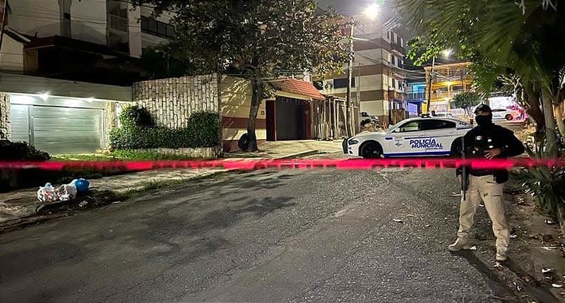 ¡A PLOMAZOS MATAN A ASALTANTE! -DESPUÉS DE ROBAR EN UN OXXO SE ENFRENTO CON POLICÍAS